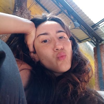 mesa pra quatro por favor (eu e as vozes)
ela