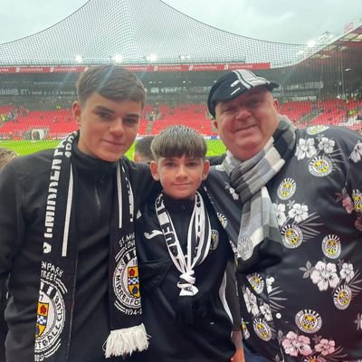 Love family, Love ST Mirren F.C. 🖤⚽🤍 Shit at playing the Bass guitar....🎸 Crabbit Paramedic. 🚑 🤨 Are we independent yet?.... 🏴
