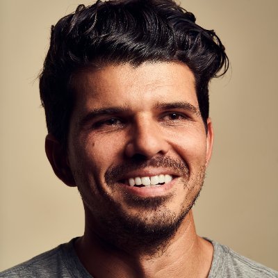 Helping builders build @stacksorg. I write about community, startups, and principles for a happy life🏃🏻♂️🧘🏻♂️🌿♻️📚🎒📸✈️