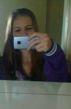 Levo a vida sorrindo. Embora me custe uma lagrima ;)