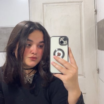 yahel123ju's profile picture. 12🤍                                         
                                                                         mi lugar favorito es cuando me abrazas ✨