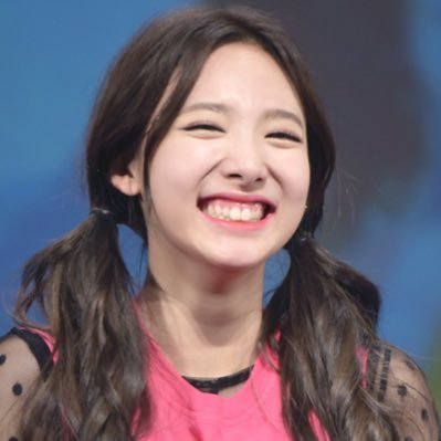 Gummy_Ssss's profile picture. شیفته گل و باقلوا و سیگار توی تراس