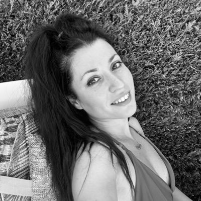 Jurista, Politóloga y estudiante de Ingeniería Informática 🌸👾📚🐾🧳 Amante del deporte, los libros, los animales, los videojuegos, y los juegos de mesa.