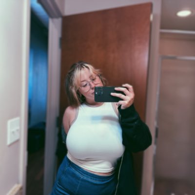 gwy_ther's profile picture. | mommy | fat juicy anime glasses | click the link to level up