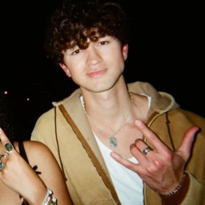 jjcleos's profile picture. prepare for me to be a total bitch here