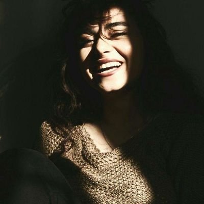 खूद से अंजान ___!! एक उम्र गुज़ारी तुझे लिखते लिखते...✍️!! Poetic soul 💕