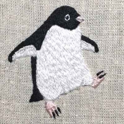 いきもの刺繍作家。ペンギンや野鳥などの鳥類や季節の植物、ユニークな動物たちなど生き物たちの手刺繍作品を制作しています🪡オンラインショップ、手芸誌への作品提供、ポップアップイベントへの委託などで活動中です。