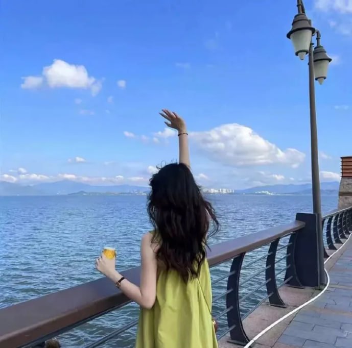 SurteasagxEc's profile picture. "One cannot step twice in the same river." – Heraclitus