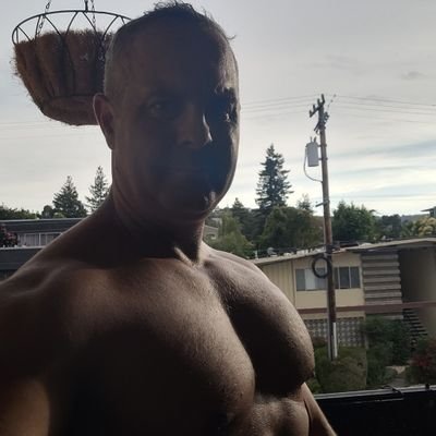 youmusttandup's profile picture. goo