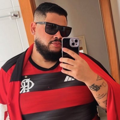 Torcedor do @Flamengo desde 1992, preto, viado, gordo e fã do Homer Simpson.