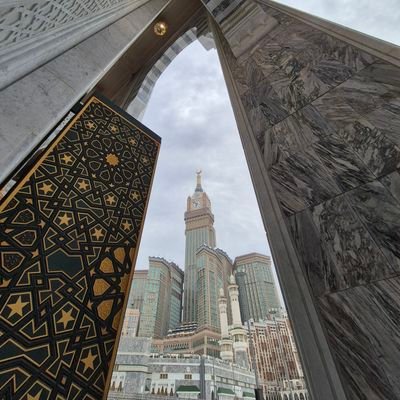 لا شيء يستحق الإشتياق سوى اثنين الشوق للجنه و للطواف حول البيت 🕋
