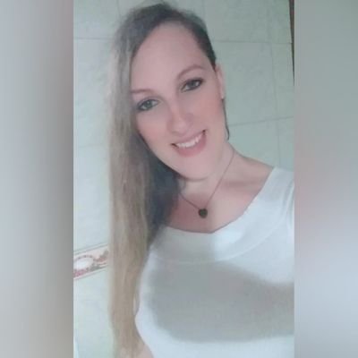 Brasileira, gaúcha, graduando em Engenharia Ambiental e Sanitária, Técnico em Análises Clínicas.