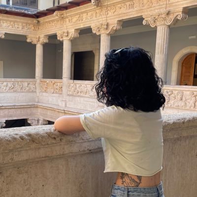 She/her. ‘93. Arqueóloga reconvertida en profe🍏 GiH 👩🏻🏫 / ✊Tres voltes rebel 🏳️🌈/ Mi apellido irish significa “nacida en desgracia”, no se equivoca✌️.