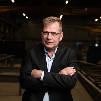Koti Jyväskylä, juuret Kalajoki. Markka-ajan rkm joka tekee kiinteistökehitystä.
Reissaan työkseni, teen hyvää ruokaa, rapsutan Liisaa ja luukutan musaa.