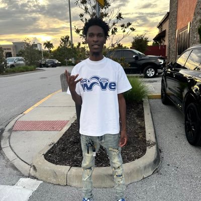 get money fuck hoes thats the lifestyle 😆♻️ long live burr🤞🏾🕊carri🌎💙 graduate 2k18🎓rock out with my bruddas🤞🏾🖤
