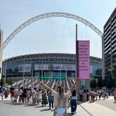 lucycloughx's profile picture. fairs