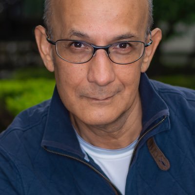 Comunicólogo, editor y escritor • Autor de la novela