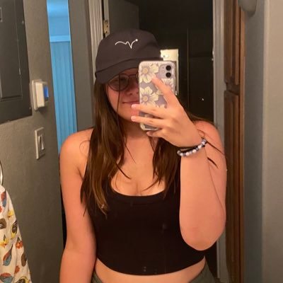 noraheets's profile picture. i only tweet about taylor swift