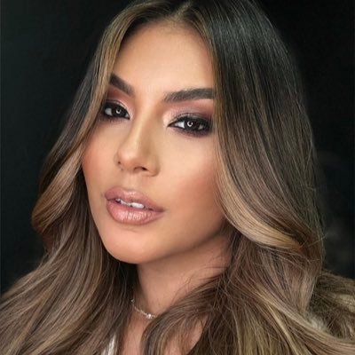 valeskacsc's profile picture. 24 | Jornalista, maquiadora e alvinegra.