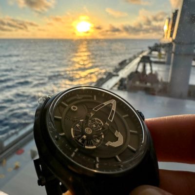 時計をこよなく愛している船乗りです🚢⌚️🤤 ❤️❤️❤️❤️最近は巻き心地の良い手巻き時計、狂った機構を持つ時計を求めて日々命を燃やしております🔥😍