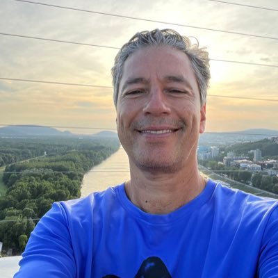 Consultor y Empresario, aficionado a los deportes, pasión por la innovación, tecnología y servicio a cliente