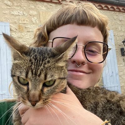 Amelycoquelicot's profile picture. manger un grand bol de cendre en lisant mile et une gnole ... ce reconvertir en homard et faire des fuck 🦞