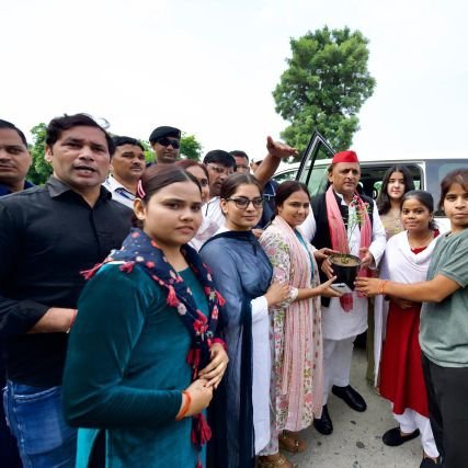 साइकिल के सामने वाला बटन दबाकर @yadavakhilesh जी को कामयाब बनाए। कट्टर कार्यकर्ता (Staunch Worker) @Samajwadiparty