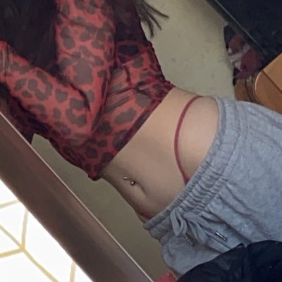 Shannonfoxy's profile picture. i deserve to be treated like the queen i am 👑