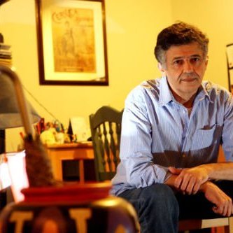 Jornalista e escritor. Autor de Todo Dia me Atiro do Térreo, Iberê Segundo Paulo, Urubus na Sala e Notas do Aquém