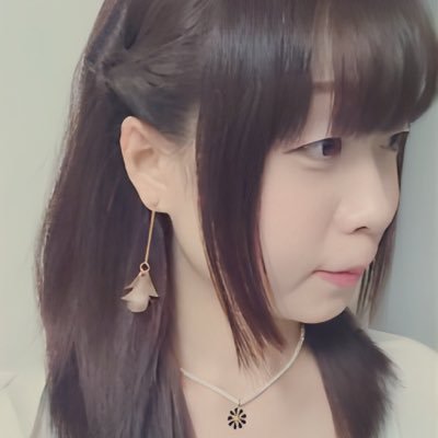 東京生まれ、20代女性です。哲学の社会への応用を研究・文学修士。高等学校英語科常勤教諭。好きな本は「精神現象学」「純粋理性批判」。詩歌、散文、芸術作品の鑑賞と「時間」についての考察が大好きです。趣味は、お洋服集め。 至らぬ点多々ありますが、よろしくお願いします。