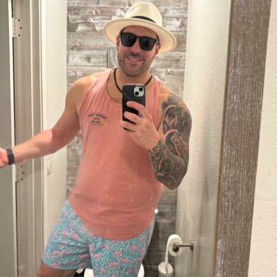 Trauma ICU Nurse-- Single Daddy to 3 perfect little princesses. 🏀🏈🚴🎧✈️🏔️⛺️🏃🏻🏝️🎨