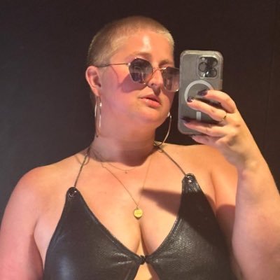 echarow13's profile picture. pants are an illusion and so is death