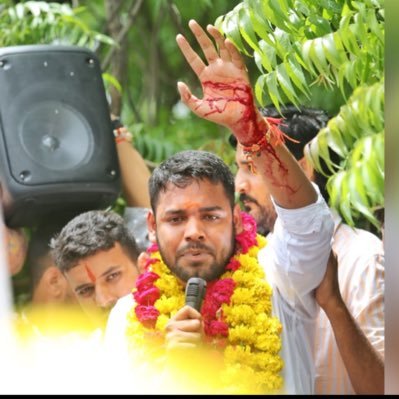 Rulokendrasingh's profile picture. जैसा भी हूँ आपके लिए सदैव तत्पर हूँ जिन कंधों पर बोझ डालूँ-उन्हें याद रखता हूँ।