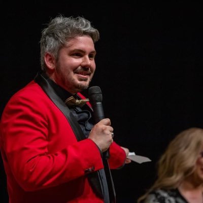 Je suis pas mal l’amalgame de tout ce que Jeff Fillion haït : prof, artiste, écolo, socialiste, LGBT, féministe, antiraciste, intello, etc.