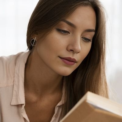 La lecture est ma passion. L'écriture est mon remède.
Retrouvez moi sur wattpad (lien en épingle)