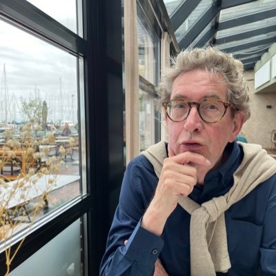 45 jaar basisonderwijs in Zwijndrecht, Singapore, Hilversum, Doha, Brussel en Paramaribo. Ik heb een mening en die uit ik soms.