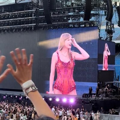I saw Harry twice ❤️🩹 I saw Taylor 🩷 concert addiction ✨ directioner 🌈
