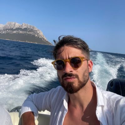 Impiegato, una gioventù e una vita con l’AS Roma. Appassionato di tennis, politica e di ciò che accade nel mondo in tempo reale •