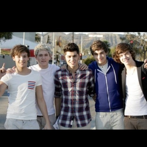 1DInfection2012's profile picture. Verified 1D Fan.
0F2307
met olly murs and he kissed me twice! 
17.1.12 harry waved X2, liam and zayn waved.