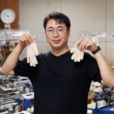 『手を守り、人を護る。』福岡県久留米市にある軍手工房 @guntekobo の #アトツギ / ホールガーメントミニデザイナー / #ISSIN 3rd / 綿素材の薄手でのびのびな手袋が得意 / 『現場の改善は軍手選び』から / 2児の父 / 第4回 第5回 #アトツギ甲子園 九州沖縄B出場 / #アトツギジャンプ
