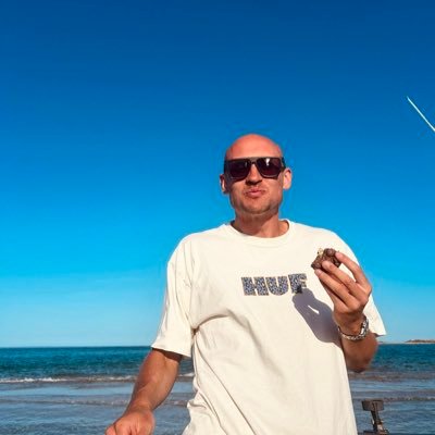 J_T8_'s profile picture. 