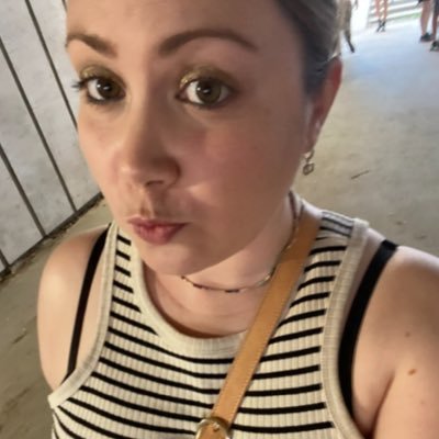 julia_lbt's profile picture. Bourguignonne loin de ses vignes dans les tumultes parisiens 🖤