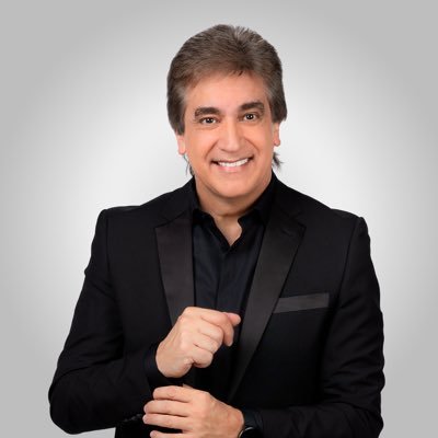 Conferencista, influencer, actor y conductor de televisión.