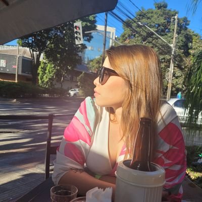 Uma jovem senhora, mãe de pet e vestibulanda cansada.
