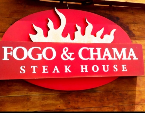 A Fogo&Chama Steak House é churrascaria de alto padrão, localizada na Ponta do Morcego/Praia do Meio.