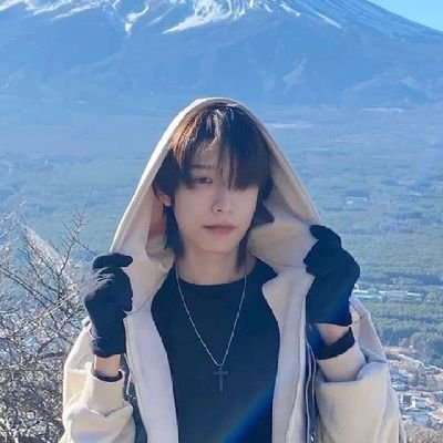 pe_1ach's profile picture. 