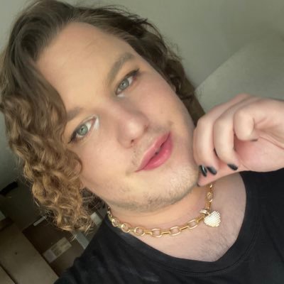 Cat eye sharp enough to off a man 😽✨ Gaymer ✨Makeup ✨ Music ✨ swiftie 🐍✨ (22 yrs old) 🏳️🌈
