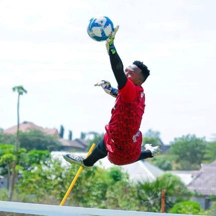 Altruist, Husband, Food lover, Ligi Kuu diehard, Simba Sports, Manchester United, I know anything, I have been here before, #LigiKuu