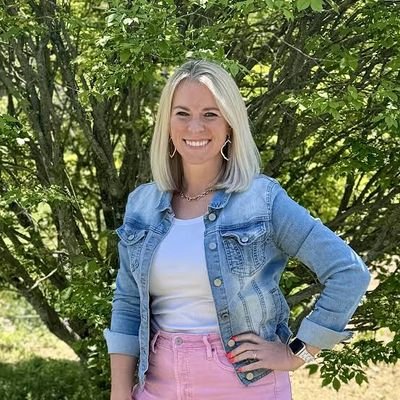 Happy mother of 3 kids helping people on affiliate marketing course