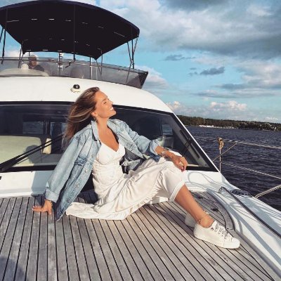 jemie_harris's profile picture. Love the ocean and beach scenery 🌊 | The sea breeze washes away all my worries 🌴 | The stars at night make me feel refreshed and excited 🌙✨✨.